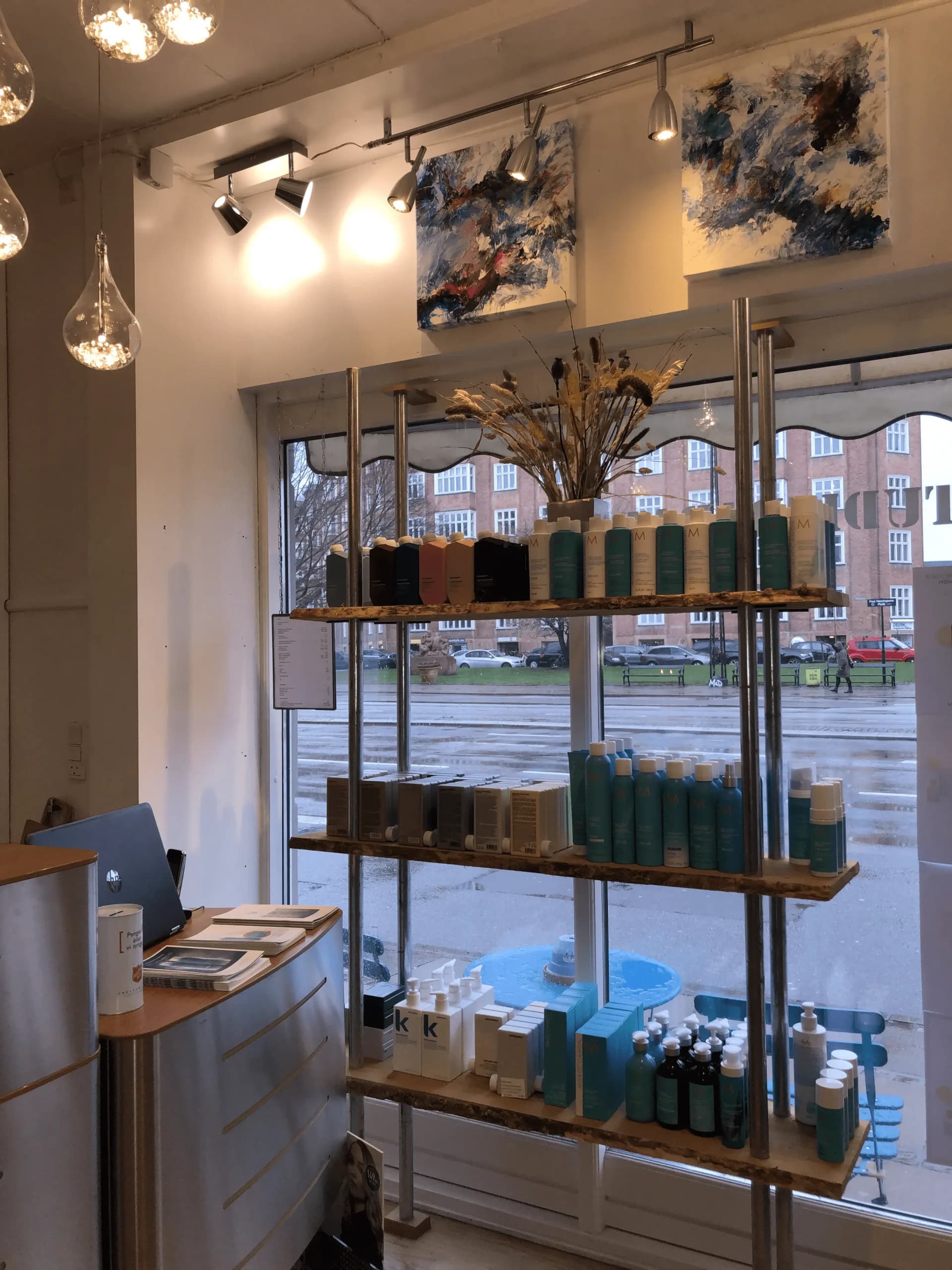 Hårprodukter i salonens vindue
