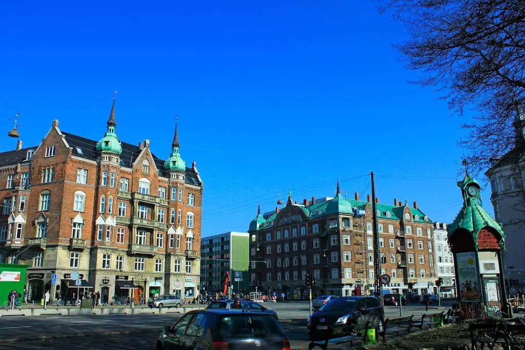 Salonen på Østerbrogade set indefra